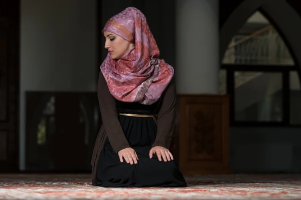 Mulher muçulmana está orando na mesquita — Fotografia de Stock