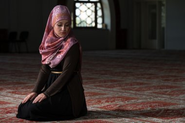 Camide Namaz kılan Genç Müslüman Kadın