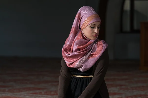 Fiatal muzulmán nő imádkozott — Stock Fotó