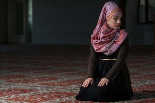 Nő imát a mecsetben — Stock Fotó