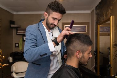 Kuaför Saç kesimi için genç adam yapma