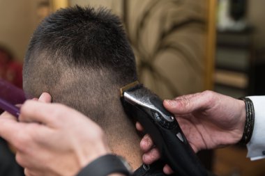 Kuaför Saç kesimi için genç adam yapma