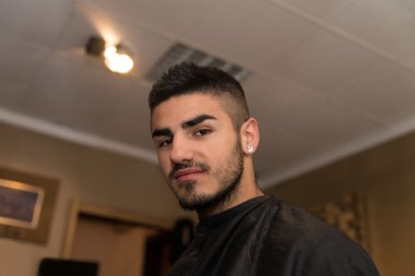 adam saç salonu durum