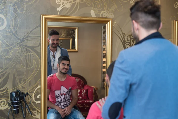 Man At The Hair Salon Situation — Stock Photo, Image