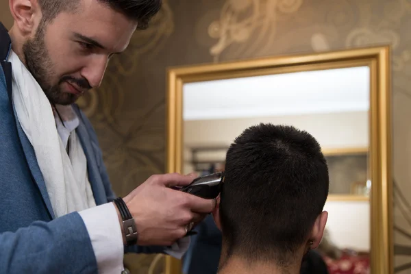 Friseur machen Haarschnitt aus nächster Nähe — Stockfoto