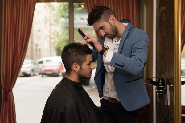 Maschio parrucchiere taglio capelli di sorridente uomo cliente — Foto Stock