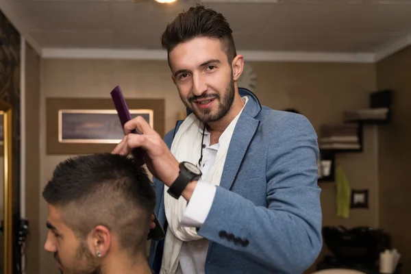 Parrucchiere professionista con modello di capelli corti — Foto Stock