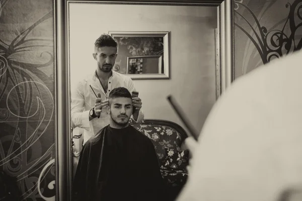 Reflexão do cabeleireiro fazendo estilo de cabelo — Fotografia de Stock