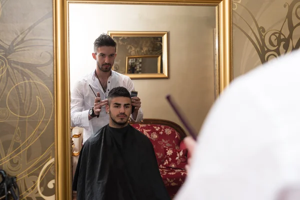 Reflection Of Hair Stylist Doing Hair Style — Stock Photo, Image