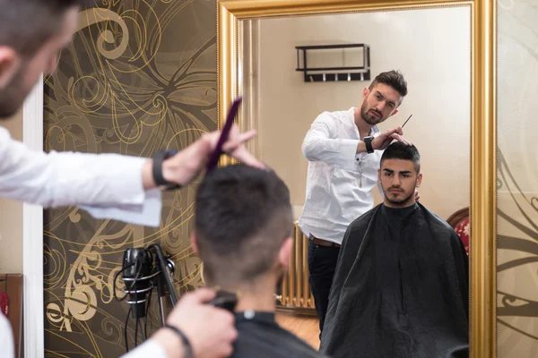 Reflexão do cabeleireiro fazendo estilo de cabelo — Fotografia de Stock