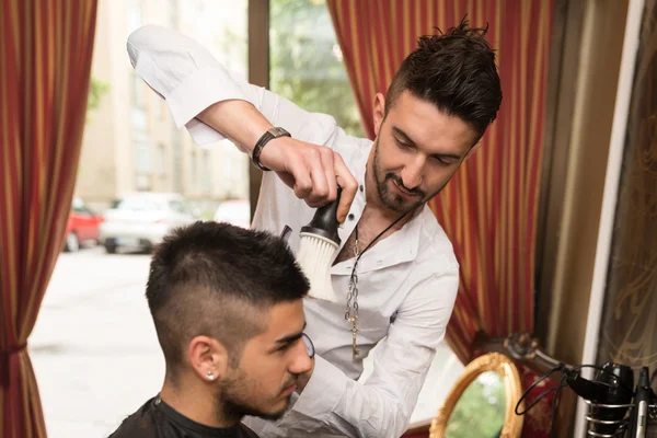 Cabeleireiro aparando cabelo preto com tesoura — Fotografia de Stock