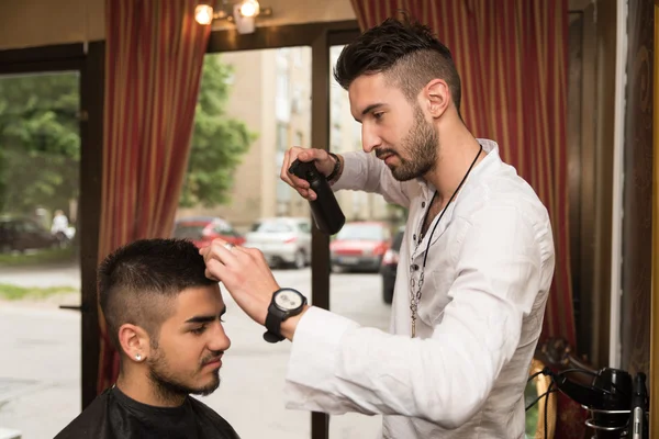 Männlich friseur schneiden haare von lächelnden mann client — Stockfoto