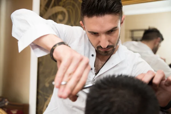 Hände des professionellen Friseurs — Stockfoto