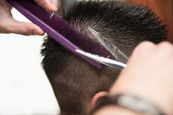 Hairdresser's Hands Cutting Hair — Stock Photo, Image