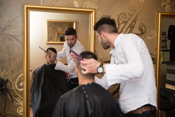 Reflexão do cabeleireiro fazendo estilo de cabelo — Fotografia de Stock