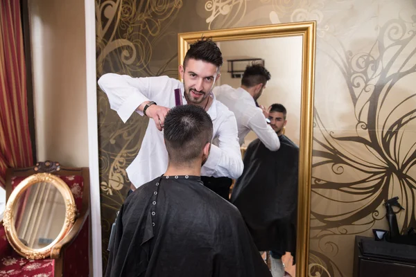 Weerspiegeling van Haarstylist kapsel doen — Stockfoto