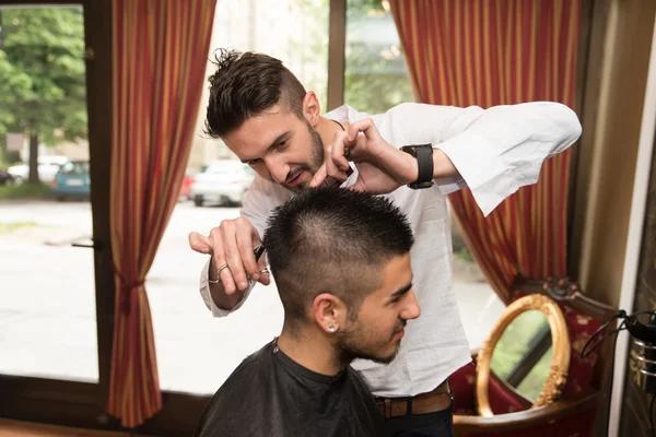 Maschio parrucchiere taglio capelli di sorridente uomo cliente — Foto Stock