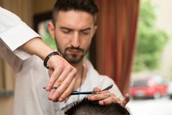 Hände des professionellen Friseurs — Stockfoto