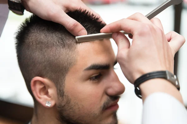 Parrucchiere rasatura fronte uomo con un rasoio dritto — Foto Stock
