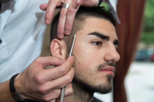 Peluquería afeitar la barbilla del hombre con una navaja de afeitar recta —  Fotos de Stock