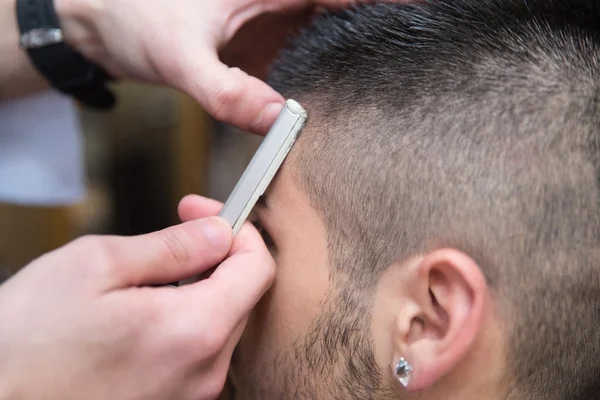 Peluquería afeitar la barbilla del hombre con una navaja de afeitar recta —  Fotos de Stock