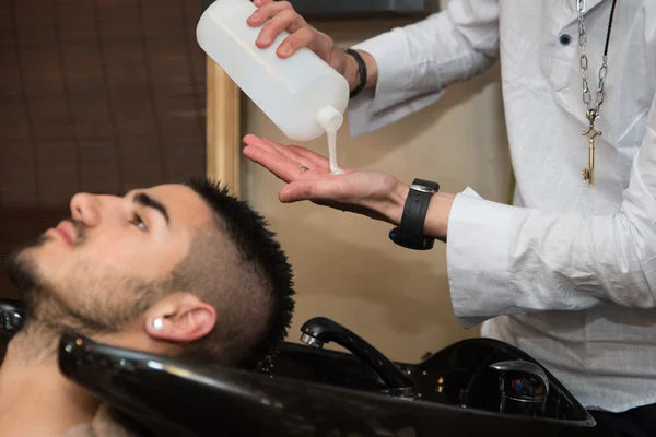 Retrato de cliente masculino recebendo seu cabelo lavado — Fotografia de Stock