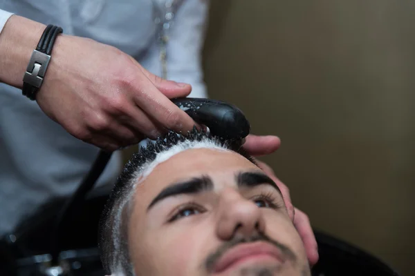 Hairstylist Hairdresser Washing Customer Hair — Stock Photo, Image