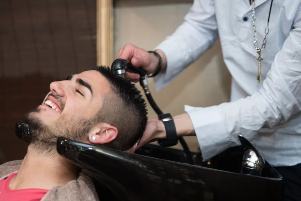 Peluquería lavado hombre cabeza en peluquería — Foto de Stock