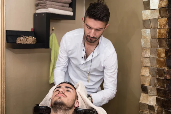 Retrato del cliente masculino lavándose el pelo —  Fotos de Stock