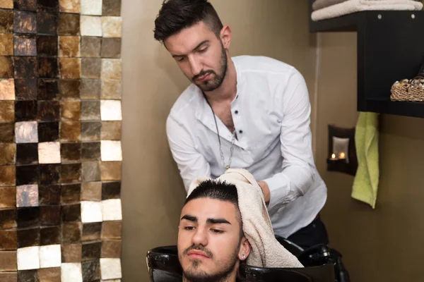 清洗的男人头在理发店的理发师 — 图库照片