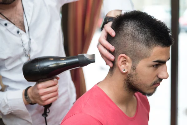 发型师干燥头发的男性客户端 — 图库照片