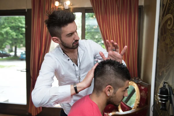 Cabeleireiro masculino preparando o cabelo do homem sorridente Cliente — Fotografia de Stock