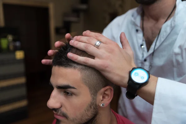 Hände des professionellen Friseurs — Stockfoto