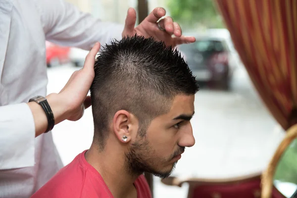 Hands Of Professional Hair Stylist — Stock Photo, Image