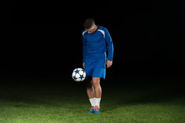 Siyah izole topu tekmeleme profesyonel futbolcu