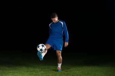 Siyah izole topu tekmeleme profesyonel futbolcu