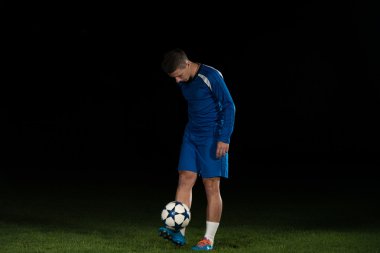 Siyah izole topu tekmeleme profesyonel futbolcu