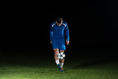 Siyah izole topu tekmeleme profesyonel futbolcu