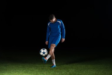 futbolcu alan stadyum üzerinde topu ile