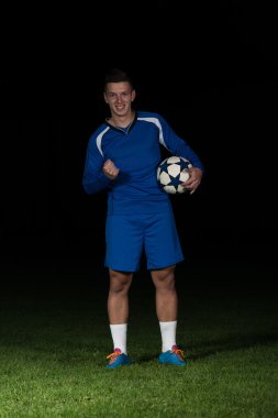 Siyah arka plan üzerine zaferini kutluyor futbolcu