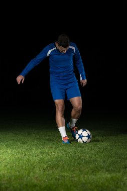 futbol oyuncusu tekme ile topu yapıyor