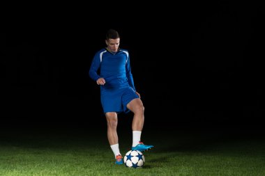 Siyah izole topu tekmeleme profesyonel futbolcu