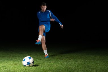 futbolcu alan stadyum üzerinde topu ile