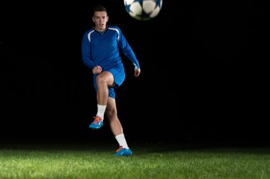 futbol oyuncusu tekme ile topu yapıyor