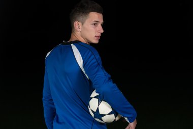 Siyah arka plan üzerine futbolcu arkadan görünüm