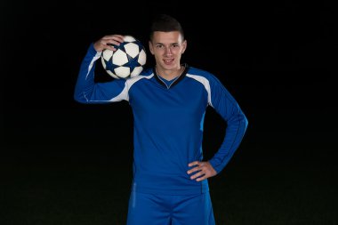 Futbol oyuncu ayakta portre