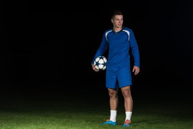 Bir futbol oyuncusu ve topu portre