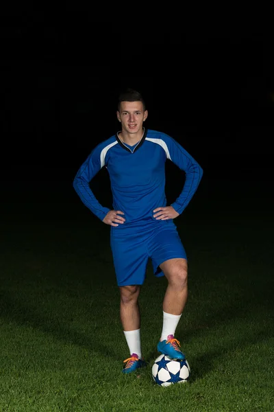 Retrato de un jugador de fútbol y pelota —  Fotos de Stock