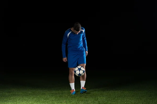 Jugador de fútbol con pelota en acción — Foto de Stock