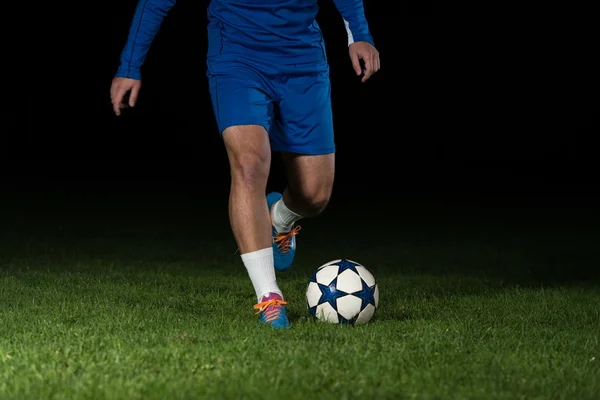 Jogador de futebol com bola em ação — Fotografia de Stock